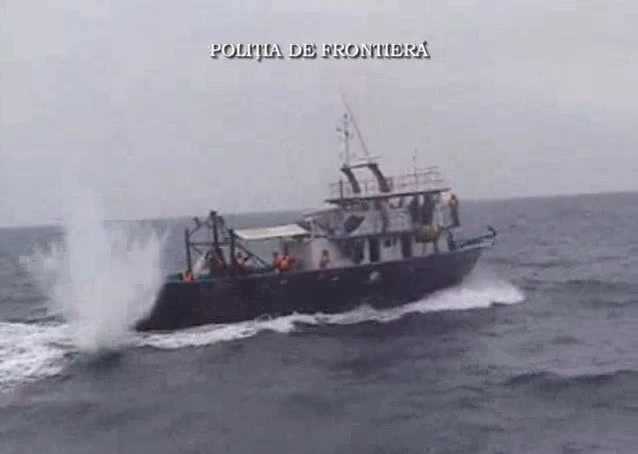 Δείτε τι σημαίνει αναχαίτιση σκάφους εντός χωρικών υδάτων από την ακτοφυλακή (βίντεο)